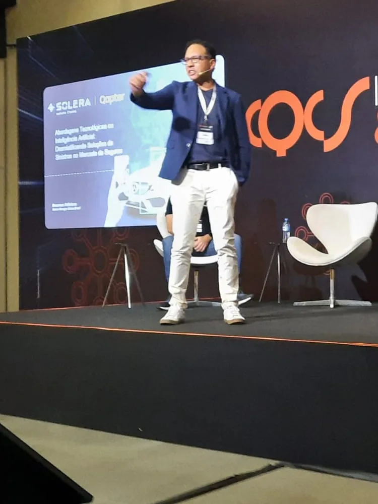 Emerson Feliciano palestrando no palco